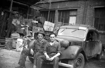 Mon grand-père à gauche avec un ami, à Paris, pendant la deuxième guerre mondiale.