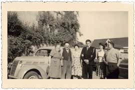 Mon Papa en Militaire et mes grands-parents à droite